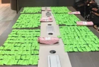 Petugas Dittipidnarkoba Bareskrim Polri menunjukkan barang bukti sabu, ketamin, MDMA, dan cartridge etomidate usai membongkar jaringan narkoba yang diduga dikendalikan narapidana dari Lapas Bengkalis. (Posnews/Bareskrim Polri)