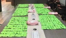 Petugas Dittipidnarkoba Bareskrim Polri menunjukkan barang bukti sabu, ketamin, MDMA, dan cartridge etomidate usai membongkar jaringan narkoba yang diduga dikendalikan narapidana dari Lapas Bengkalis. (Posnews/Bareskrim Polri)