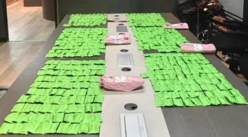 Petugas Dittipidnarkoba Bareskrim Polri menunjukkan barang bukti sabu, ketamin, MDMA, dan cartridge etomidate usai membongkar jaringan narkoba yang diduga dikendalikan narapidana dari Lapas Bengkalis. (Posnews/Bareskrim Polri)