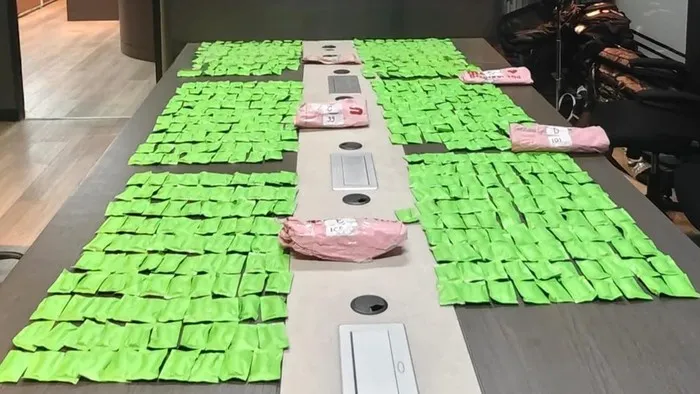 Petugas Dittipidnarkoba Bareskrim Polri menunjukkan barang bukti sabu, ketamin, MDMA, dan cartridge etomidate usai membongkar jaringan narkoba yang diduga dikendalikan narapidana dari Lapas Bengkalis. (Posnews/Bareskrim Polri)