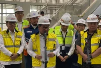 Gubernur DKI Jakarta Pramono Anung meninjau dan menjajal LRT Jakarta dari Stasiun Pegangsaan Dua menuju Stasiun Kayu Manis untuk memastikan kesiapan operasional jalur Velodrome–Manggarai yang ditargetkan beroperasi pada Agustus 2026. (Posnews/Kominfo)