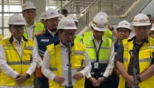 Gubernur DKI Jakarta Pramono Anung meninjau dan menjajal LRT Jakarta dari Stasiun Pegangsaan Dua menuju Stasiun Kayu Manis untuk memastikan kesiapan operasional jalur Velodrome–Manggarai yang ditargetkan beroperasi pada Agustus 2026. (Posnews/Kominfo)