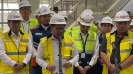Gubernur DKI Jakarta Pramono Anung meninjau dan menjajal LRT Jakarta dari Stasiun Pegangsaan Dua menuju Stasiun Kayu Manis untuk memastikan kesiapan operasional jalur Velodrome–Manggarai yang ditargetkan beroperasi pada Agustus 2026. (Posnews/Kominfo)