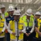 Gubernur DKI Jakarta Pramono Anung meninjau dan menjajal LRT Jakarta dari Stasiun Pegangsaan Dua menuju Stasiun Kayu Manis untuk memastikan kesiapan operasional jalur Velodrome–Manggarai yang ditargetkan beroperasi pada Agustus 2026. (Posnews/Kominfo)