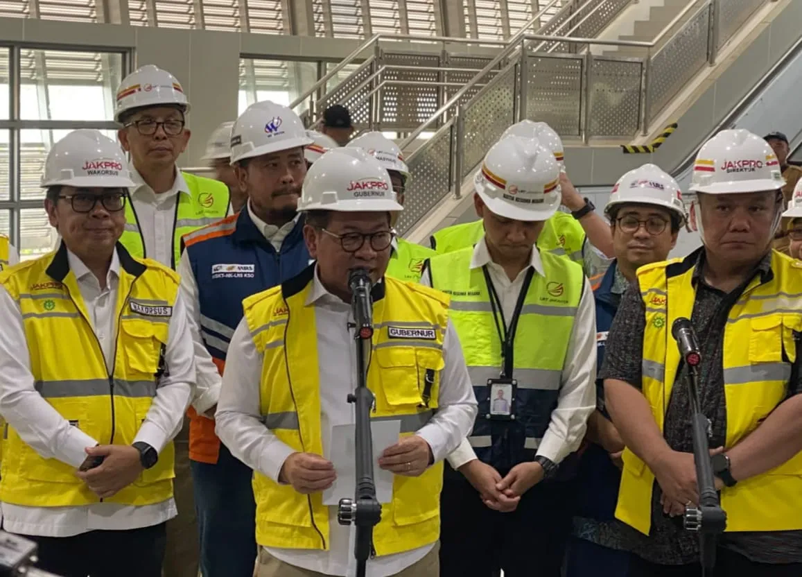 Gubernur DKI Jakarta Pramono Anung meninjau dan menjajal LRT Jakarta dari Stasiun Pegangsaan Dua menuju Stasiun Kayu Manis untuk memastikan kesiapan operasional jalur Velodrome–Manggarai yang ditargetkan beroperasi pada Agustus 2026. (Posnews/Kominfo)