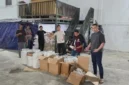 Petugas Polres Metro Jakarta Barat menunjukkan barang bukti ratusan ribu pil karisoprodol, mesin produksi, dan bahan baku yang disita dari laboratorium gelap di Semarang. (Posnews/Polres Jakbar)