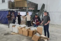 Petugas Polres Metro Jakarta Barat menunjukkan barang bukti ratusan ribu pil karisoprodol, mesin produksi, dan bahan baku yang disita dari laboratorium gelap di Semarang. (Posnews/Polres Jakbar)