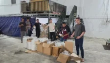 Petugas Polres Metro Jakarta Barat menunjukkan barang bukti ratusan ribu pil karisoprodol, mesin produksi, dan bahan baku yang disita dari laboratorium gelap di Semarang. (Posnews/Polres Jakbar)