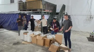 Petugas Polres Metro Jakarta Barat menunjukkan barang bukti ratusan ribu pil karisoprodol, mesin produksi, dan bahan baku yang disita dari laboratorium gelap di Semarang. (Posnews/Polres Jakbar)