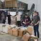 Petugas Polres Metro Jakarta Barat menunjukkan barang bukti ratusan ribu pil karisoprodol, mesin produksi, dan bahan baku yang disita dari laboratorium gelap di Semarang. (Posnews/Polres Jakbar)
