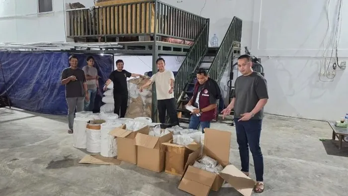 Petugas Polres Metro Jakarta Barat menunjukkan barang bukti ratusan ribu pil karisoprodol, mesin produksi, dan bahan baku yang disita dari laboratorium gelap di Semarang. (Posnews/Polres Jakbar)
