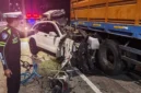 Petugas mengevakuasi Honda CR-V yang ringsek parah setelah menghantam truk di KM 71/B Tol Pandaan-Malang, Kabupaten Pasuruan, yang menewaskan lima anggota keluarga. (Posnews/PJR Polda Jatim)