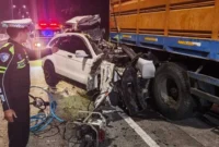 Petugas mengevakuasi Honda CR-V yang ringsek parah setelah menghantam truk di KM 71/B Tol Pandaan-Malang, Kabupaten Pasuruan, yang menewaskan lima anggota keluarga. (Posnews/PJR Polda Jatim)