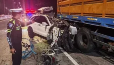 Petugas mengevakuasi Honda CR-V yang ringsek parah setelah menghantam truk di KM 71/B Tol Pandaan-Malang, Kabupaten Pasuruan, yang menewaskan lima anggota keluarga. (Posnews/PJR Polda Jatim)