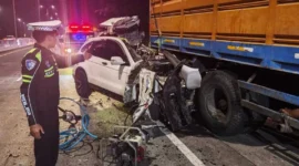 Petugas mengevakuasi Honda CR-V yang ringsek parah setelah menghantam truk di KM 71/B Tol Pandaan-Malang, Kabupaten Pasuruan, yang menewaskan lima anggota keluarga. (Posnews/PJR Polda Jatim)