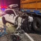Petugas mengevakuasi Honda CR-V yang ringsek parah setelah menghantam truk di KM 71/B Tol Pandaan-Malang, Kabupaten Pasuruan, yang menewaskan lima anggota keluarga. (Posnews/PJR Polda Jatim)