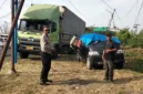 Petugas mengevakuasi korban kecelakaan maut antara truk tronton dan mobil pikap pengantar pengantin di Jalur Pantura Indramayu. (Posnews/Polres Indramayu)