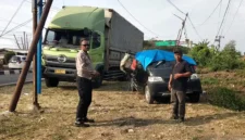 Petugas mengevakuasi korban kecelakaan maut antara truk tronton dan mobil pikap pengantar pengantin di Jalur Pantura Indramayu. (Posnews/Polres Indramayu)
