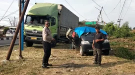 Petugas mengevakuasi korban kecelakaan maut antara truk tronton dan mobil pikap pengantar pengantin di Jalur Pantura Indramayu. (Posnews/Polres Indramayu)