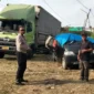 Petugas mengevakuasi korban kecelakaan maut antara truk tronton dan mobil pikap pengantar pengantin di Jalur Pantura Indramayu. (Posnews/Polres Indramayu)
