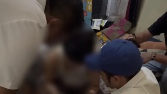 Polisi mengamankan MY, pelaku pengirim ancaman bom ke SDN Srengseng Sawah 15 Jagakarsa, Jakarta Selatan, usai teror WhatsApp saat kegiatan MPLS. (Posnews/PMJ)
