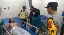 Mahasiswa korban pengeroyokan di Palembang menjalani perawatan setelah mengalami luka robek di kepala, gigi patah, dan luka tusuk akibat diserang sekitar 20 orang. (Posnews/Polrestabes Palembang)
