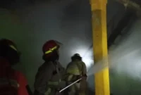 Petugas Damkar Kabupaten Bogor memadamkan kebakaran majelis taklim di kompleks pesantren Jambu Luwuk, Ciawi, yang diduga dipicu korsleting listrik saat ponsel diisi daya. (Posnews/Damkar Kabupaten Bogor)