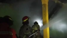 Petugas Damkar Kabupaten Bogor memadamkan kebakaran majelis taklim di kompleks pesantren Jambu Luwuk, Ciawi, yang diduga dipicu korsleting listrik saat ponsel diisi daya. (Posnews/Damkar Kabupaten Bogor)