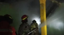 Petugas Damkar Kabupaten Bogor memadamkan kebakaran majelis taklim di kompleks pesantren Jambu Luwuk, Ciawi, yang diduga dipicu korsleting listrik saat ponsel diisi daya. (Posnews/Damkar Kabupaten Bogor)