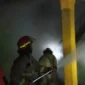 Petugas Damkar Kabupaten Bogor memadamkan kebakaran majelis taklim di kompleks pesantren Jambu Luwuk, Ciawi, yang diduga dipicu korsleting listrik saat ponsel diisi daya. (Posnews/Damkar Kabupaten Bogor)