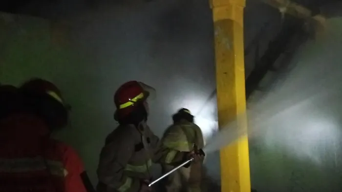 Petugas Damkar Kabupaten Bogor memadamkan kebakaran majelis taklim di kompleks pesantren Jambu Luwuk, Ciawi, yang diduga dipicu korsleting listrik saat ponsel diisi daya. (Posnews/Damkar Kabupaten Bogor)