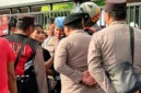 Massa mahasiswa terlibat adu mulut dengan polisi saat demo di depan Kantor Pelindo II, Jalan Yos Sudarso, Koja, Jakarta Utara. (Posnews/MR)