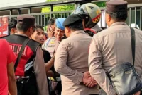Massa mahasiswa terlibat adu mulut dengan polisi saat demo di depan Kantor Pelindo II, Jalan Yos Sudarso, Koja, Jakarta Utara. (Posnews/MR)