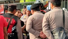 Massa mahasiswa terlibat adu mulut dengan polisi saat demo di depan Kantor Pelindo II, Jalan Yos Sudarso, Koja, Jakarta Utara. (Posnews/MR)