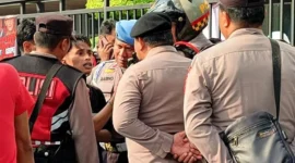Massa mahasiswa terlibat adu mulut dengan polisi saat demo di depan Kantor Pelindo II, Jalan Yos Sudarso, Koja, Jakarta Utara. (Posnews/MR)