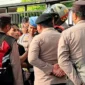 Massa mahasiswa terlibat adu mulut dengan polisi saat demo di depan Kantor Pelindo II, Jalan Yos Sudarso, Koja, Jakarta Utara. (Posnews/MR)