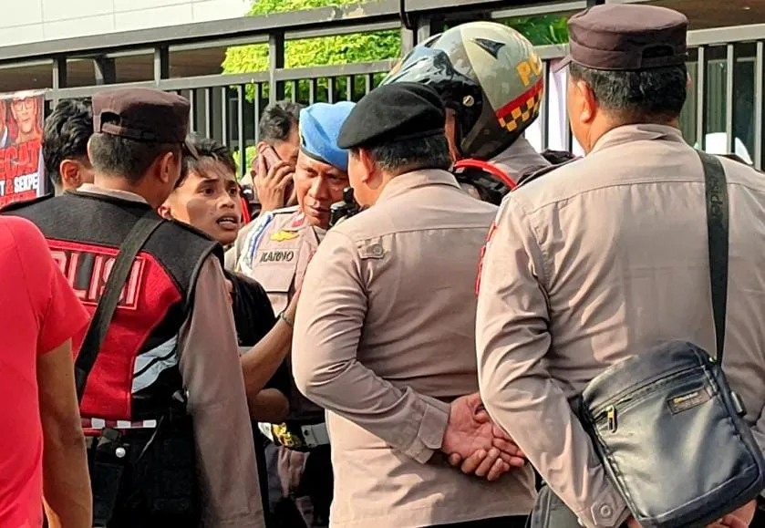 Massa mahasiswa terlibat adu mulut dengan polisi saat demo di depan Kantor Pelindo II, Jalan Yos Sudarso, Koja, Jakarta Utara. (Posnews/MR)