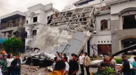 Tim SAR gabungan menggunakan drone thermal dan peralatan ekstrikasi mencari korban ledakan pipa gas di Medan Polonia. (Posnews/Basarnas)