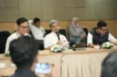 Manager PLN UPP 4 Jawa Bagian Barat, Sigit Hardiyanto (Tengah) mengatakan pembangunan saluran udara tegangan ekstra tinggi (SUTET) 500 kV Priok–Muara Tawar yang menjadi bagian dari Proyek Strategis Nasional untuk memperkuat pasokan listrik di Jakarta dan Jawa Bagian Barat. (Posnews/PLN)

