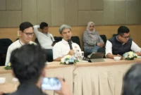 Manager PLN UPP 4 Jawa Bagian Barat, Sigit Hardiyanto (Tengah) mengatakan pembangunan saluran udara tegangan ekstra tinggi (SUTET) 500 kV Priok–Muara Tawar yang menjadi bagian dari Proyek Strategis Nasional untuk memperkuat pasokan listrik di Jakarta dan Jawa Bagian Barat. (Posnews/PLN)
