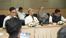 Manager PLN UPP 4 Jawa Bagian Barat, Sigit Hardiyanto (Tengah) mengatakan pembangunan saluran udara tegangan ekstra tinggi (SUTET) 500 kV Priok–Muara Tawar yang menjadi bagian dari Proyek Strategis Nasional untuk memperkuat pasokan listrik di Jakarta dan Jawa Bagian Barat. (Posnews/PLN)
