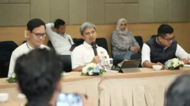 Manager PLN UPP 4 Jawa Bagian Barat, Sigit Hardiyanto (Tengah) mengatakan pembangunan saluran udara tegangan ekstra tinggi (SUTET) 500 kV Priok–Muara Tawar yang menjadi bagian dari Proyek Strategis Nasional untuk memperkuat pasokan listrik di Jakarta dan Jawa Bagian Barat. (Posnews/PLN)
