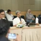 Manager PLN UPP 4 Jawa Bagian Barat, Sigit Hardiyanto (Tengah) mengatakan pembangunan saluran udara tegangan ekstra tinggi (SUTET) 500 kV Priok–Muara Tawar yang menjadi bagian dari Proyek Strategis Nasional untuk memperkuat pasokan listrik di Jakarta dan Jawa Bagian Barat. (Posnews/PLN)
