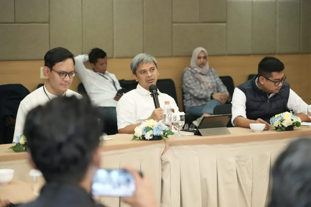 Manager PLN UPP 4 Jawa Bagian Barat, Sigit Hardiyanto (Tengah) mengatakan pembangunan saluran udara tegangan ekstra tinggi (SUTET) 500 kV Priok–Muara Tawar yang menjadi bagian dari Proyek Strategis Nasional untuk memperkuat pasokan listrik di Jakarta dan Jawa Bagian Barat. (Posnews/PLN)
