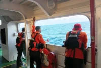 Tim SAR gabungan mencari 25 korban KM Nurul Salsa yang masih hilang di perairan barat Pulau Polassi, Selayar. (Posnews/Basarnas)