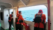 Tim SAR gabungan mencari 25 korban KM Nurul Salsa yang masih hilang di perairan barat Pulau Polassi, Selayar. (Posnews/Basarnas)