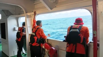 Basarnas menggelar operasi pencarian dan pertolongan korban kecelakaan kapal di perairan Indonesia.
(Posnews/Basarnas)