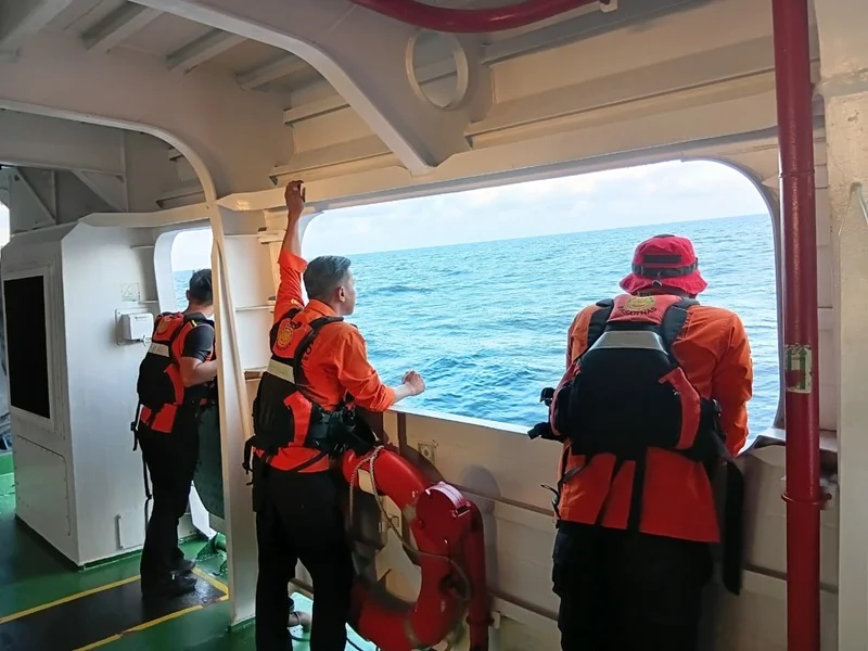 Tim SAR gabungan mencari 25 korban KM Nurul Salsa yang masih hilang di perairan barat Pulau Polassi, Selayar. (Posnews/Basarnas)