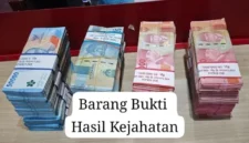 Barang bukti uang disita polisi dari dari pelaku. (Posnews/Jatanras PMJ)