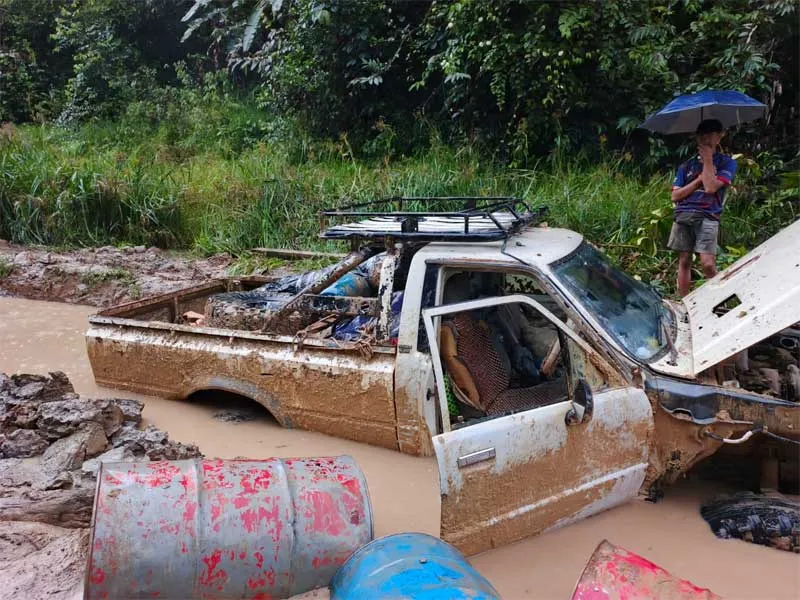 Material longsor menutup akses jalan dan mengisolasi 1.507 warga di Kecamatan Krayan Selatan, Kabupaten Nunukan. (Posnews/BNPB